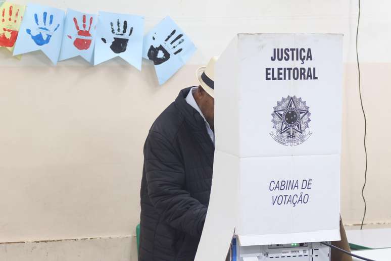 Eleitor vota da Escola Estadual Maria Julieta de Godoy neste segundo turno das elei&ccedil;&otilde;es 2026, no Jardim Campos El&iacute;seos, na cidade de Campinas (SP), neste domingo, 25 de outubro de 2026