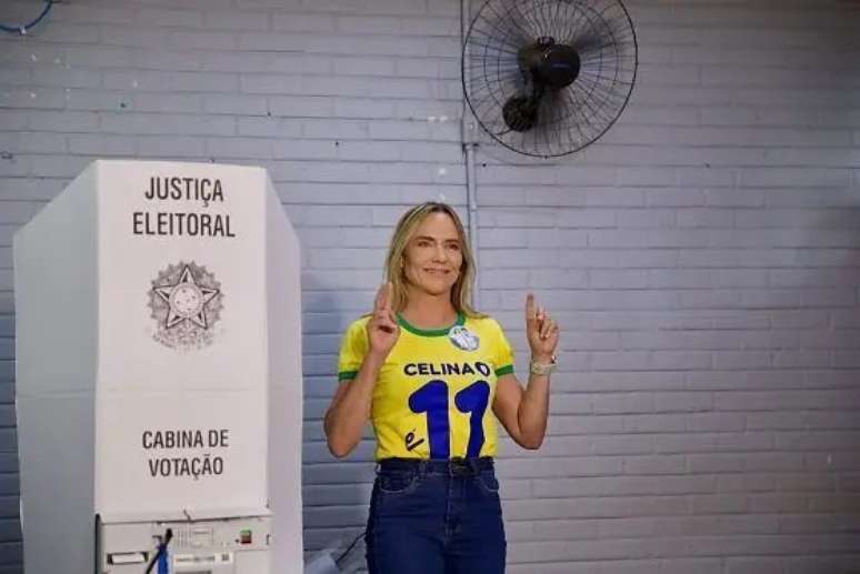 Celina Le&atilde;o (PP) votando em Bras&iacute;lia neste domingo, 25