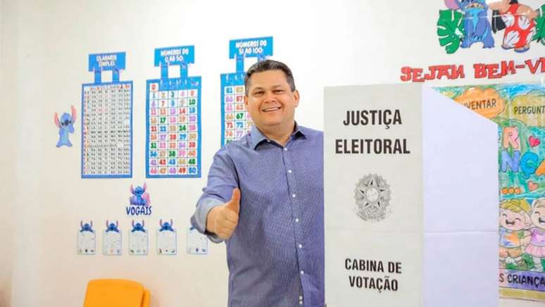 Davi Alcolumbre vota em Macap&aacute; (AP)