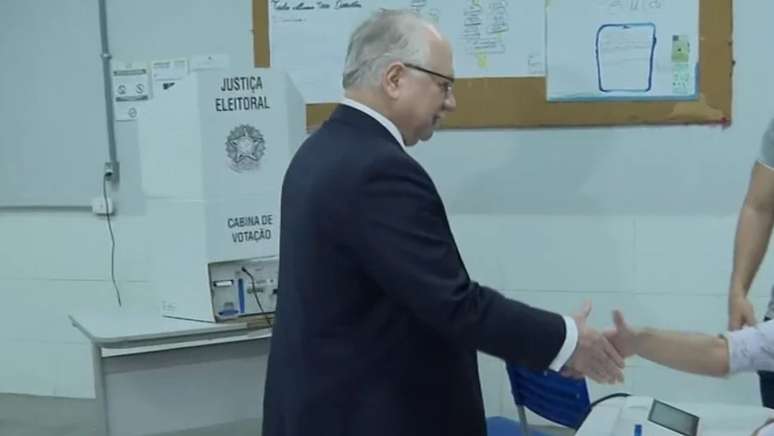 Edson Fachin vota em Bras&iacute;lia neste domingo, 25
