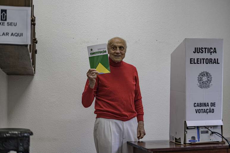 O deputado estadual reeleito Eduardo Suplicy (PT-SP) vota segurando c&oacute;pia da Constitui&ccedil;&atilde;o.