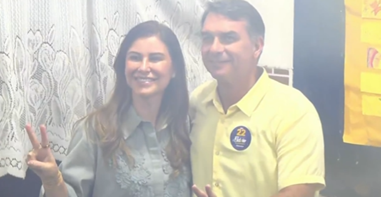 Fl&aacute;vio Bolsonaro vota no Rio de Janeiro