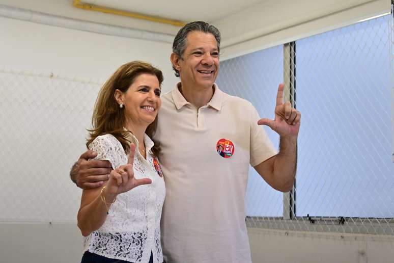 Fernando Haddad (PT), votou em um col&eacute;gio na zona sul da capital neste domingo, 25, segundo turno das elei&ccedil;&otilde;es. Na foto, Ana Estela Haddad e Fernando Haddad.