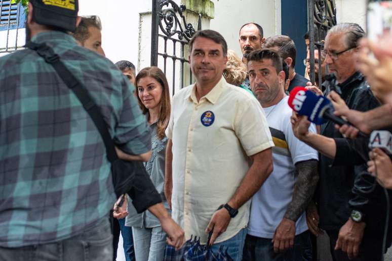 Fl&aacute;vio Bolsonaro (PL) vota em escola no Rio de Janeiro