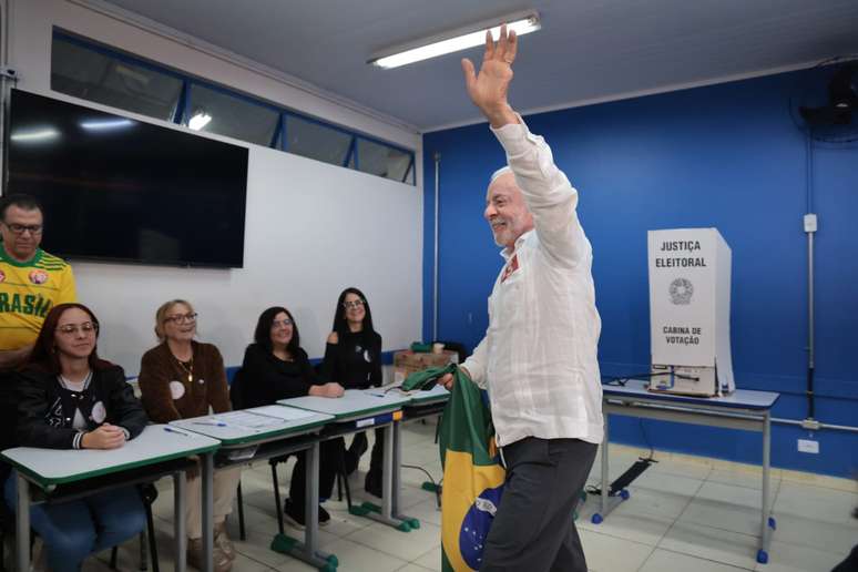 O presidente e candidato &agrave; reelei&ccedil;&atilde;o Luiz In&aacute;cio Lula da Silva (PT) vota na Escola Estadual Dr. Jo&atilde;o Firmino Correia de Ara&uacute;jo, em S&atilde;o Bernardo do Campo, na Grande S&atilde;o Paulo, neste domingo, 25 de outubro de 2026, segundo turno das elei&ccedil;&otilde;es.