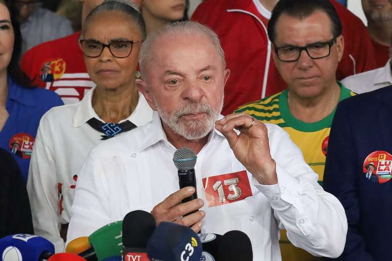 O presidente e candidato &agrave; reelei&ccedil;&atilde;o Luiz In&aacute;cio Lula da Silva (PT) fala com a imprensa ap&oacute;s votar na Escola Estadual Dr. Jo&atilde;o Firmino Correia de Ara&uacute;jo, em S&atilde;o Bernardo do Campo, na Grande S&atilde;o Paulo, na manh&atilde; deste domingo, 25 de outubro de 2026, segundo turno das elei&ccedil;&otilde;es.