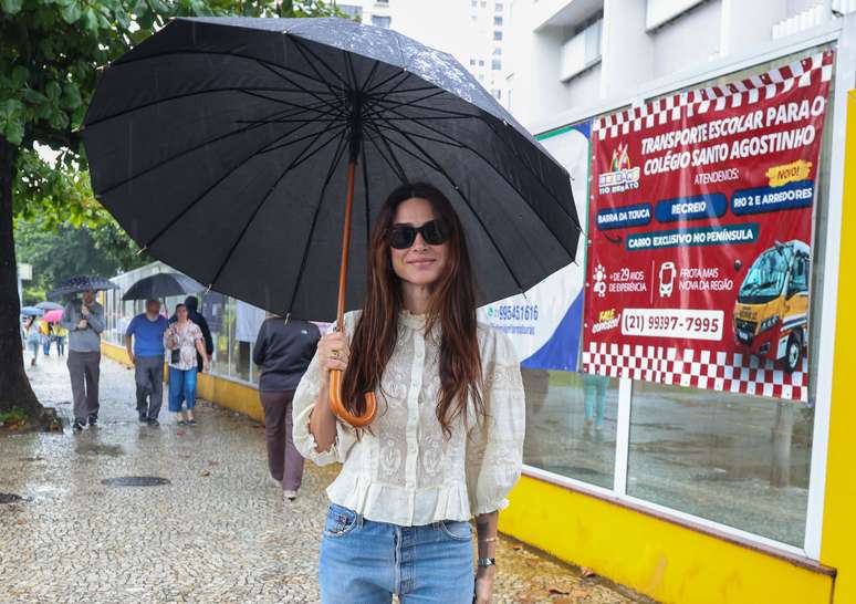 Thaila Ayala chega para votar no Segundo turno das Elei&ccedil;&otilde;es 2026 