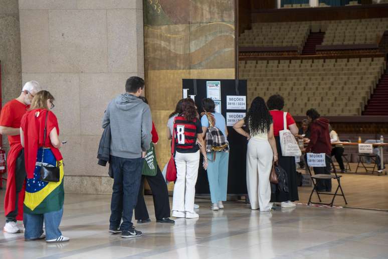 Brasileiros votando na Universidade de Lisboa, em Portugal, neste domingo, 25