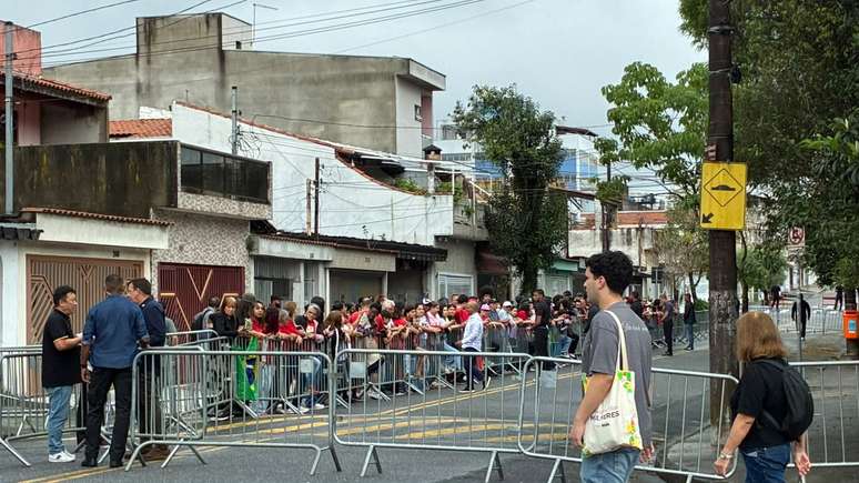 Local de vota&ccedil;&atilde;o de Lula tem refor&ccedil;o de seguran&ccedil;a e apoiadores est&atilde;o separados por grades