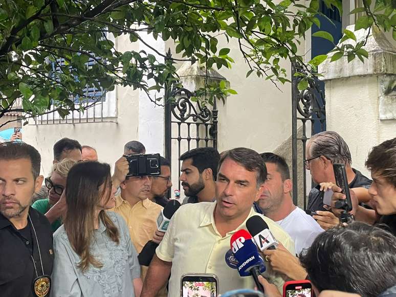 Fl&aacute;vio Bolsonaro vota no Rio de Janeiro