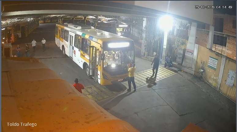 Prefeitura divulgou imagens das c&acirc;meras de seguran&ccedil;a de homens colando adesivos em &ocirc;nibus na madugada