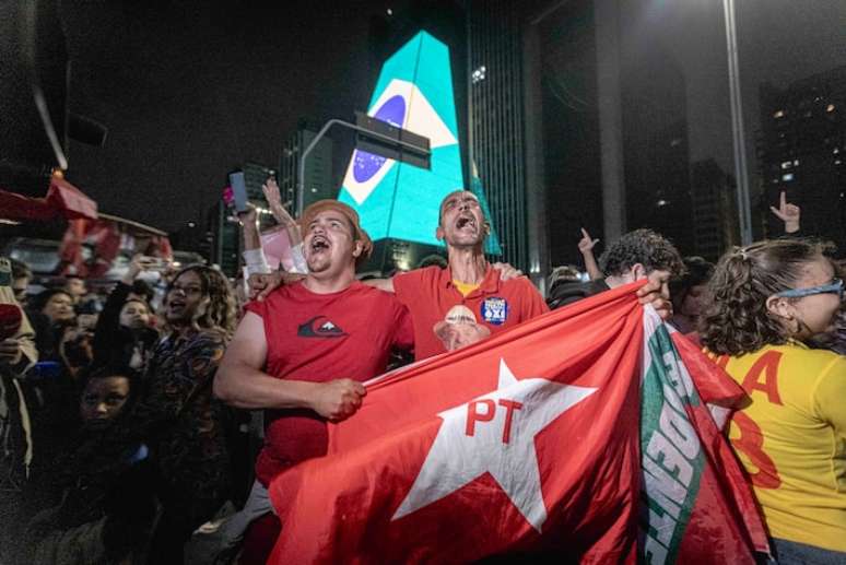 Apoiadores de Lula celebram vit&oacute;ria na Avenida Paulista
