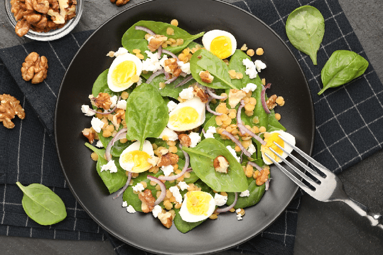Salada de espinafre com lentilha, ovo e nozes 