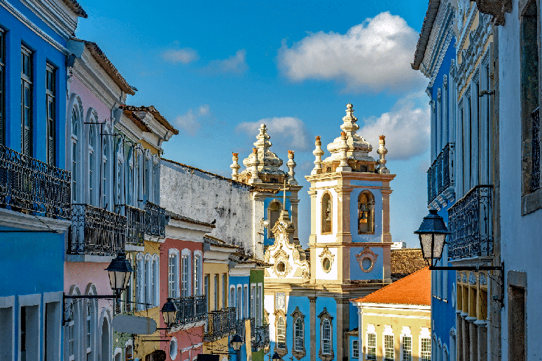 Salvador mant&eacute;m constru&ccedil;&otilde;es coloniais e tradi&ccedil;&otilde;es afro-brasileiras que ajudam a contar a hist&oacute;ria do pa&iacute;s 