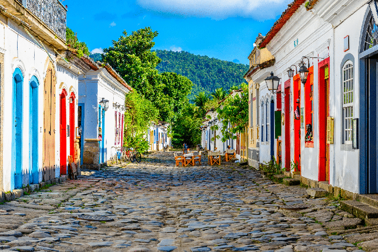 Paraty mant&eacute;m casar&otilde;es e ruas hist&oacute;ricas que remetem ao per&iacute;odo colonial e ao transporte do ouro 