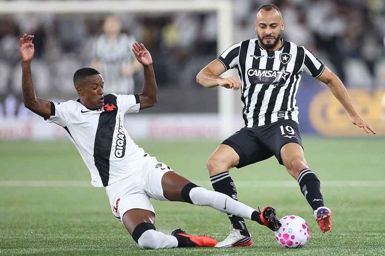 Robert Renan em a&ccedil;&atilde;o no cl&aacute;ssico contra o Botafogo &ndash;