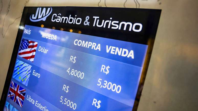'D&oacute;lar vai permanecer estruturalmente mais alto do que estava na semana passada, operando acima dos R$ 5', diz professor da ESPM &ndash; na foto, uma casa de c&acirc;mbio logo ap&oacute;s o resultado do primeiro turno