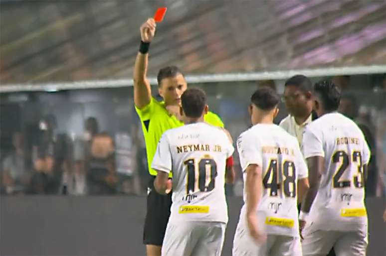 Neymar n&atilde;o gostou da expuls&atilde;o &ndash;