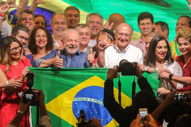 Lula e Alckmin ao lado de correligion&aacute;rios ap&oacute;s vit&oacute;ria em 2022.