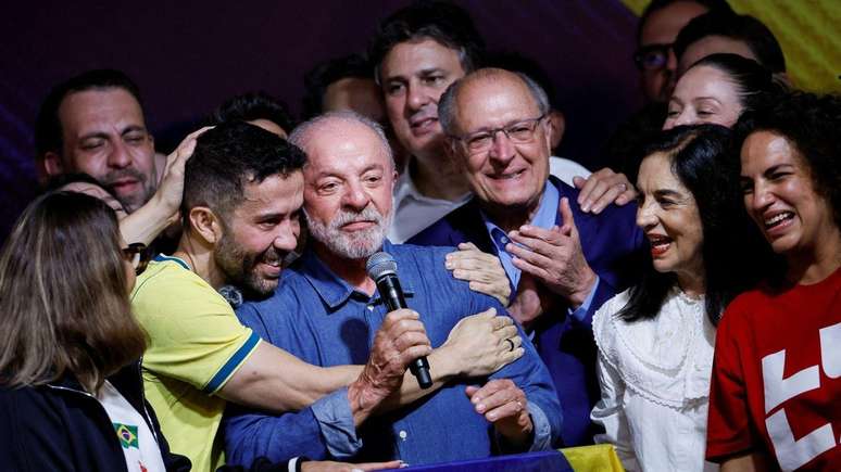 Janones e Lula se abra&ccedil;ando em evento de vit&oacute;ria
