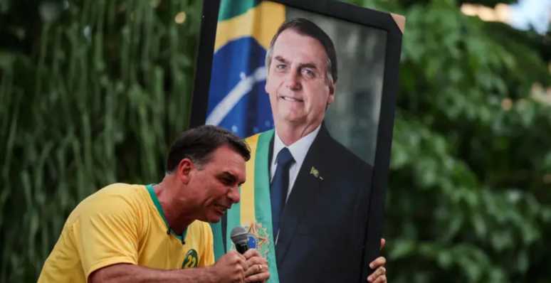 Derrota de Fl&aacute;vio enfraquece a fam&iacute;lia Bolsonaro, mas n&atilde;o elimina seu poder, diz analista.
