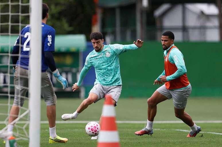 Palmeiras volta aos treinos de olho no cl&aacute;ssico com o Santos &ndash;