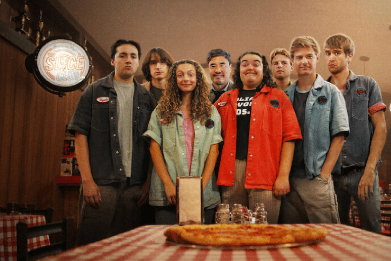 &ldquo;Sal&aacute;rio M&iacute;nimo&rdquo; acompanha jovens que enfrentam situa&ccedil;&otilde;es ca&oacute;ticas em uma pizzaria enquanto tentam conciliar o trabalho com os estudos 
