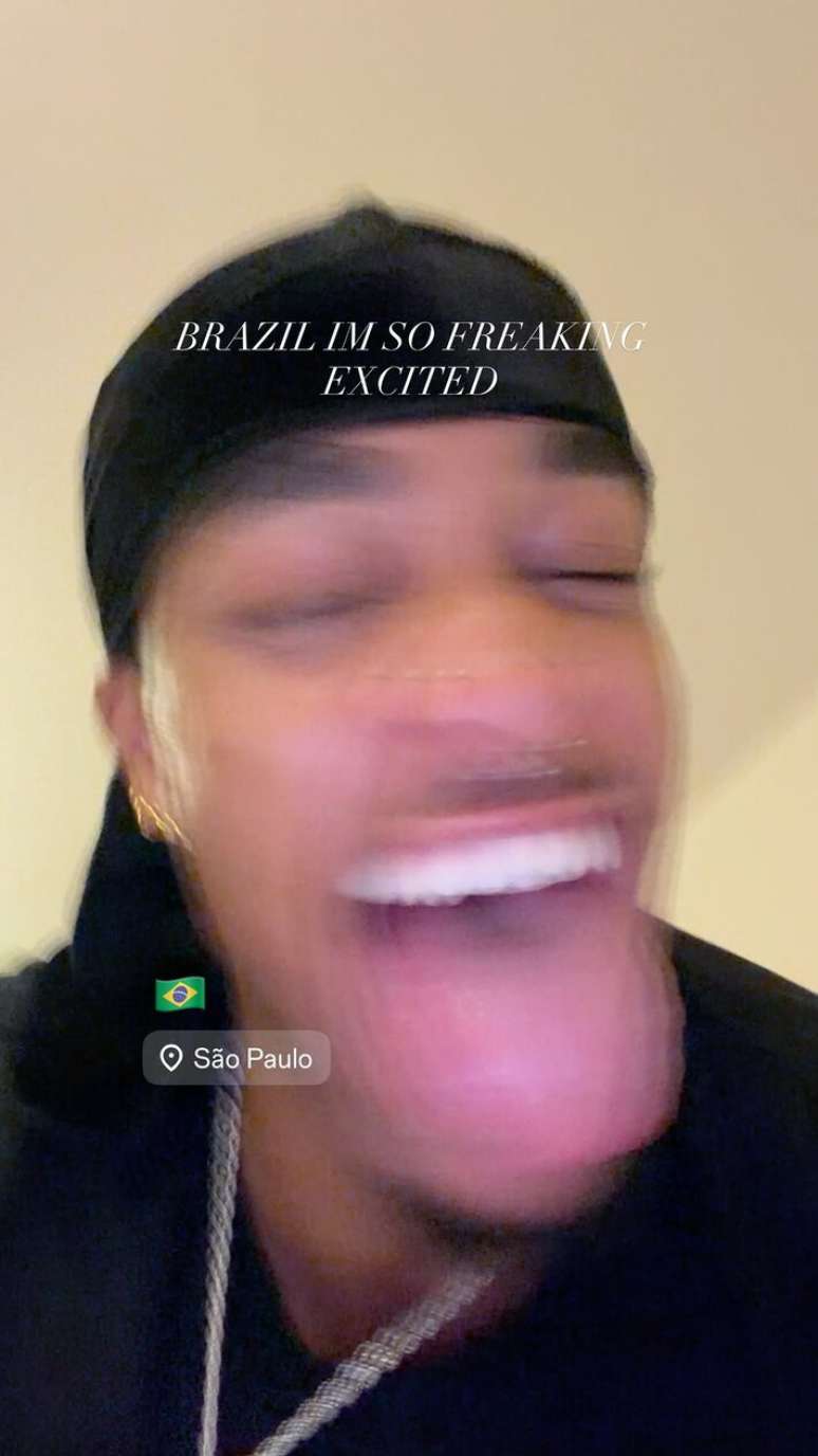 Jean Victor Mackie compartilhou a empolga&ccedil;&atilde;o com a chegada ao Brasil nas redes sociais
