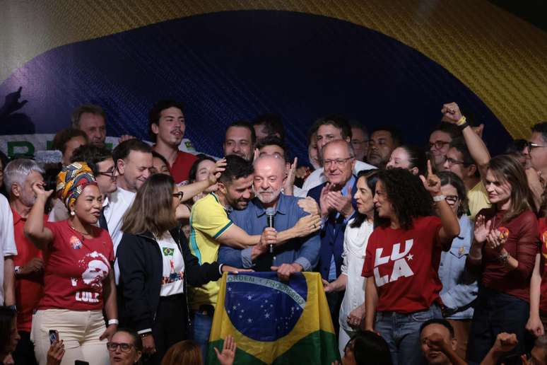 Janones abra&ccedil;a o presidente Lula 