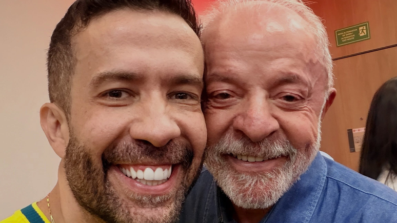 Andr&eacute; Janones (Rede-MG) e Lula (PT) durante apura&ccedil;&atilde;o dos votos no segundo turno