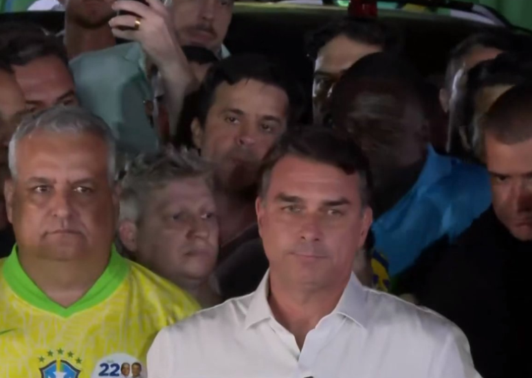 Em 1&ordm; discurso ap&oacute;s derrota, Fl&aacute;vio Bolsonaro disse que vai pedir anula&ccedil;&atilde;o da elei&ccedil;&atilde;o