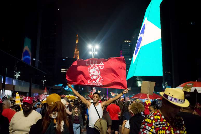 Apoiadores de Lula (PT) fazem festa na Avenida Paulista, em S&atilde;o Paulo, ap&oacute;s a reelei&ccedil;&atilde;o do petista