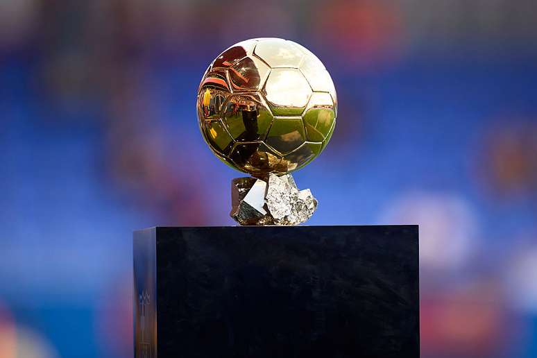 Trof&eacute;u da Bola de Ouro, premia&ccedil;&atilde;o realizada pela revista France Football para homenagear os melhores jogadores da temporada