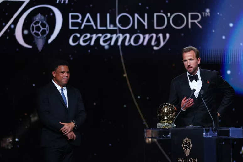 Harry Kane com a Bola de Ouro ao lado de Ronaldo Fen&ocirc;meno