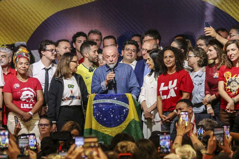 O presidente Luiz In&aacute;cio Lula da Silva, acompanhado da primeira-dama Ros&acirc;ngela Silva, do vice-presidente Geraldo Alckmin, sua esposa Lu Alckmin, e do deputado federal reeleito Andr&eacute; Janones (Rede-MG), entre outros aliados faz um pronunciamento no Hotel Intercontinental, na Alameda Santos, pr&oacute;ximo &agrave; Avenida Paulista, em S&atilde;o Paulo (SP), ap&oacute;s vencer a elei&ccedil;&atilde;o presidencial, na noite do domingo, 25 de outubro de 2026.