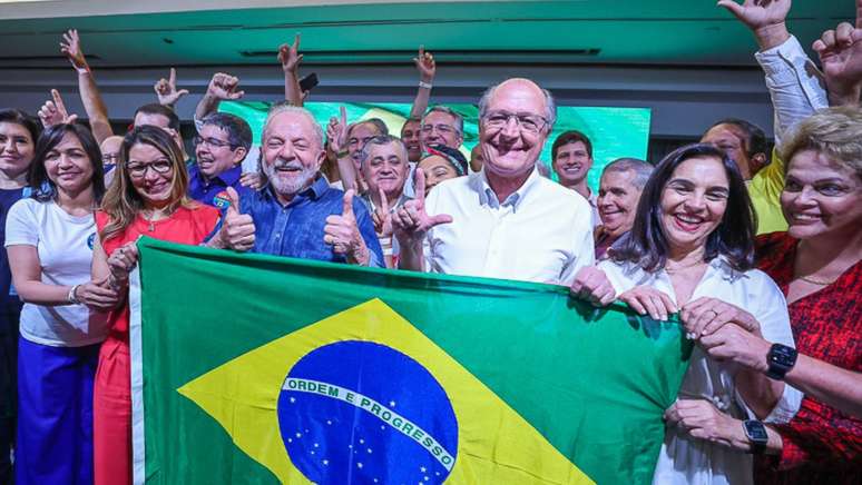 Lula nas elei&ccedil;&otilde;es de 2022, ap&oacute;s a vit&oacute;ria, ao lado de aliados pol&iacute;ticos