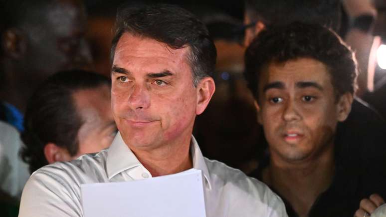 Ap&oacute;s divulga&ccedil;&atilde;o do resultado, Fl&aacute;vio Bolsonaro disse que n&atilde;o reconhecia a vit&oacute;ria de Lula e que pediria anula&ccedil;&atilde;o do segundo turno das elei&ccedil;&otilde;es
