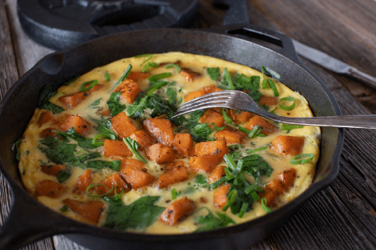 Omelete de batata-doce com espinafre 
