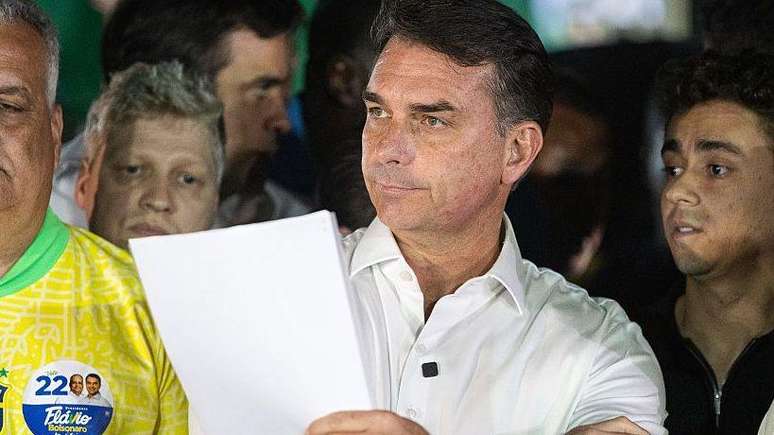 Derrotado nas urnas, Fl&aacute;vio Bolsonaro n&atilde;o conseguiu conter o crescimento digital da campanha de Lula no segundo turno e, em paralelo, viu a queda da absten&ccedil;&atilde;o impactar o resultado, diz cientista pol&iacute;tico