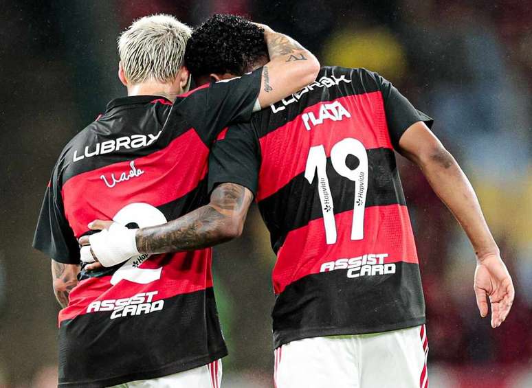 Plata recebe o abra&ccedil;o de Varela ap&oacute;s fazer o primeiro gol do Flamengo.