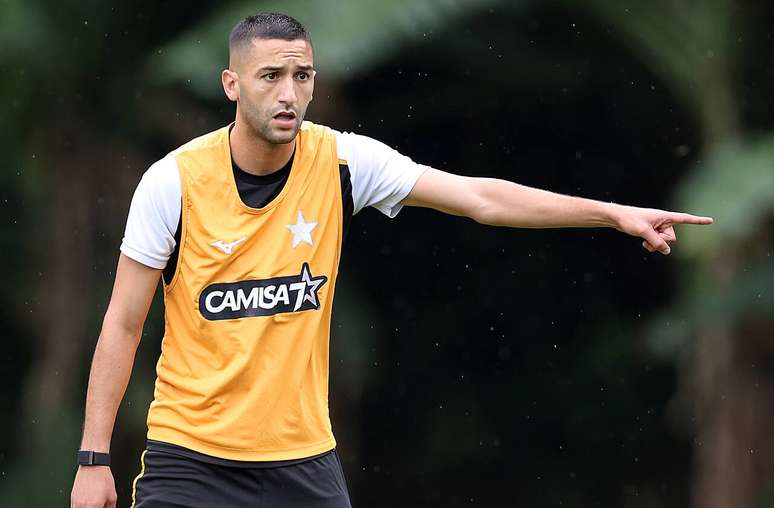 Olha ele a&iacute;! Ziyech durante treino no Espa&ccedil;o Lonier &ndash;