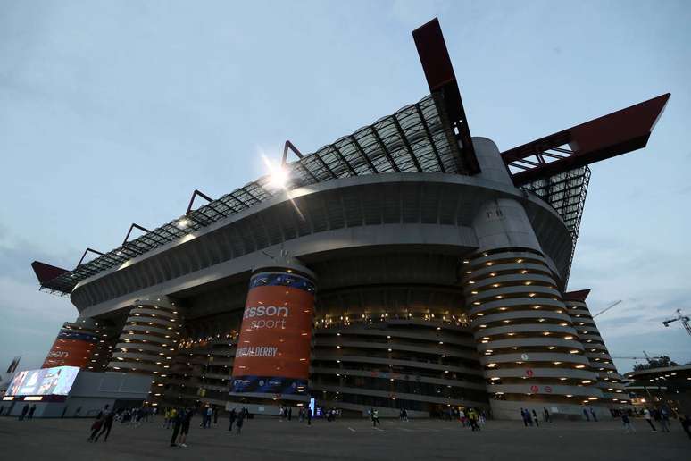 Milan encara o Bologna no San Siro-