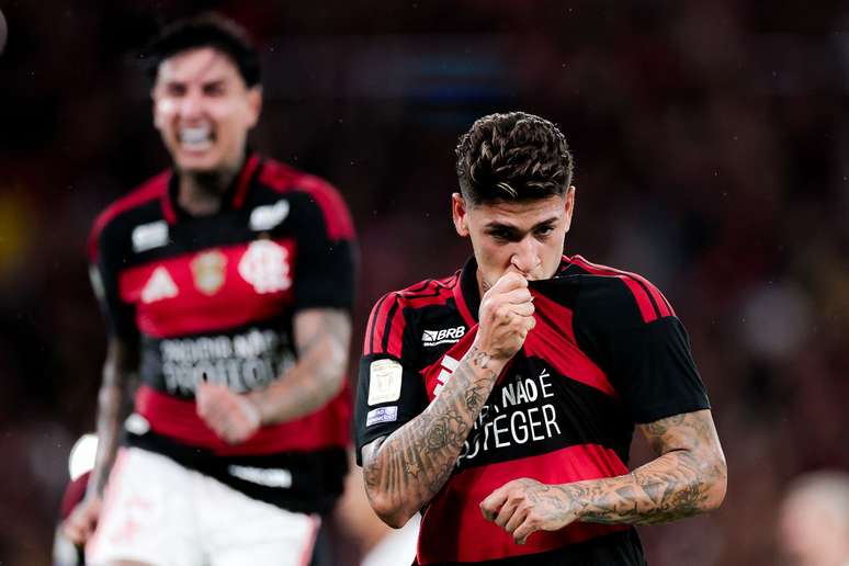 Gol de p&ecirc;nalti Carrascal definiu mais uma vit&oacute;ria do Flamengo no Brasileiro.