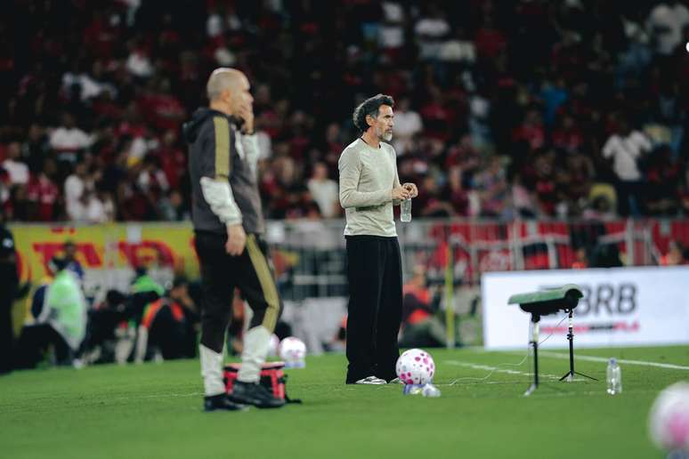 Barba durante a partida ao lado de Leonardo Jardim, do Flamengo &ndash;