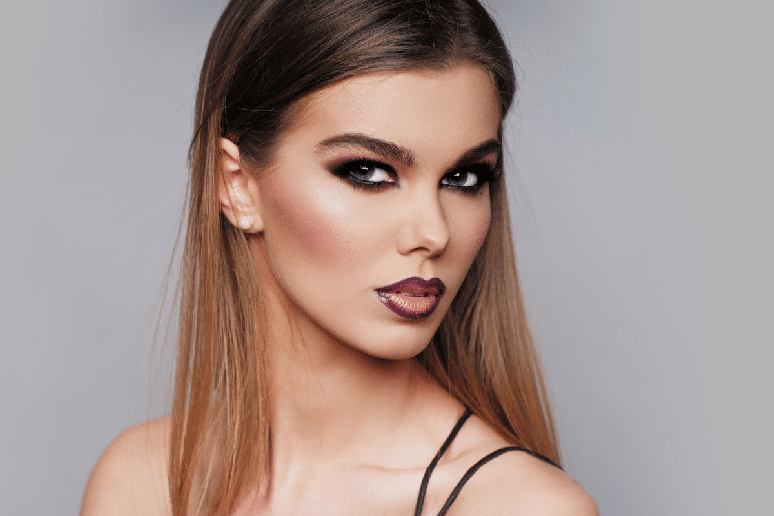 Tons de rosa queimado, canela e marrom s&atilde;o alternativas para reproduzir o blush estruturado que marcou a maquiagem das supermodelos dos anos 1990 