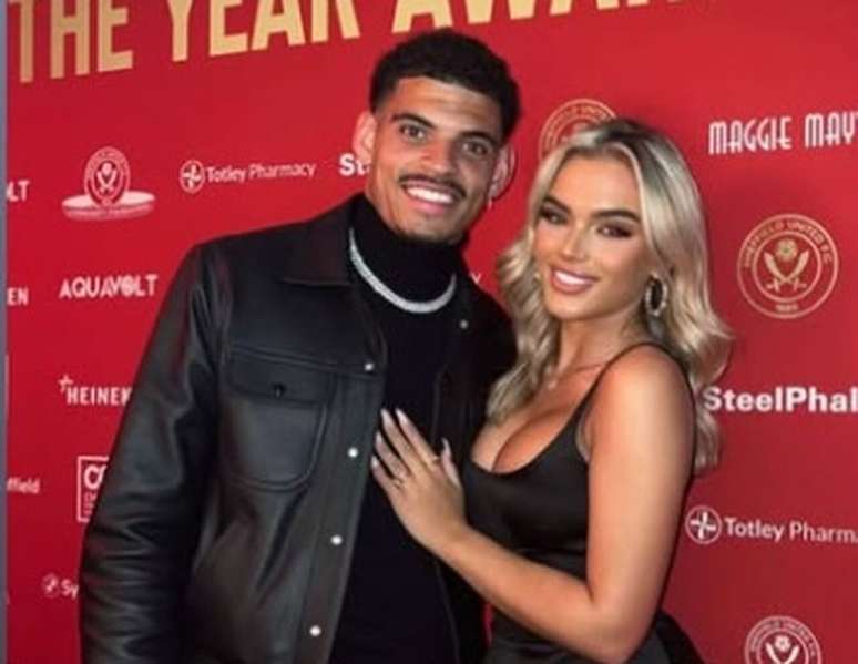 Morgan Gibbs-White ao lado da noiva Britney De Villiers &ndash;