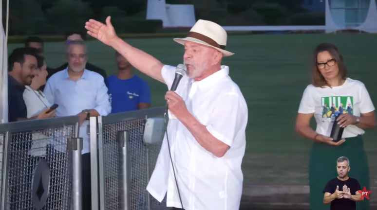 'Quem n&atilde;o deve n&atilde;o teme, o cidad&atilde;o que sai escondido do seu pa&iacute;s &eacute; porque deve alguma coisa', disse Lula sobre seu oponente na elei&ccedil;&atilde;o de domingo
