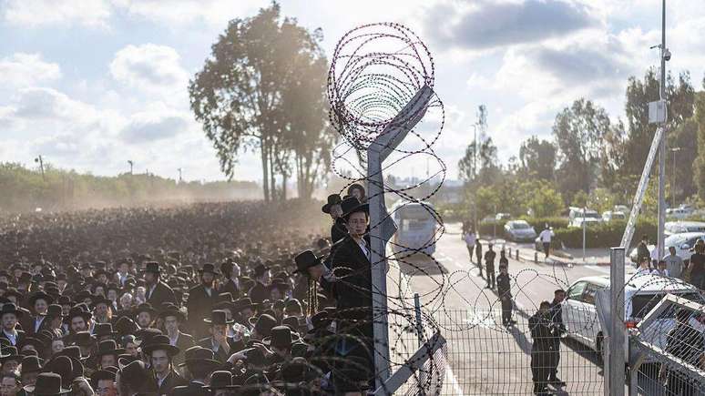Netanyahu est&aacute; atualmente em coliga&ccedil;&atilde;o com dois partidos ultraortodoxos, que apoiaram os protestos contra o recrutamento militar obrigat&oacute;rio.