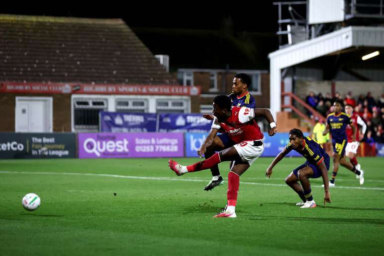 Arsenal joga no modesto est&aacute;dio de Highbury e perde nos p&ecirc;naltis para o Fleetwood Town &ndash;