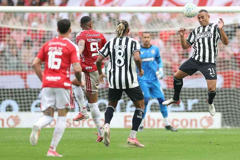 Defesa do Botafogo &eacute; alvo de cr&iacute;ticas duras &ndash;